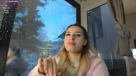ella_vee online show from January 9, 5:45 am