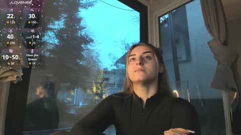 ella_vee online show from December 5, 5:51 am