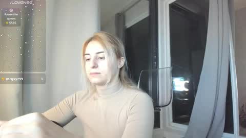 ella_vee online show from October 17, 2:59 am