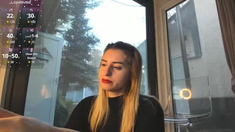 ella_vee online show from November 25, 6:04 am