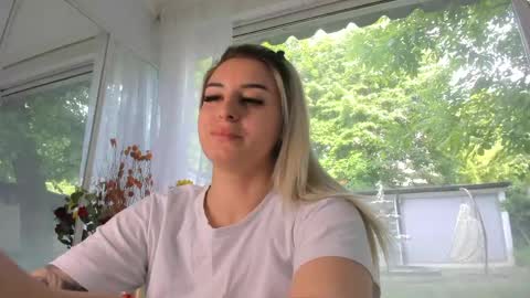 ella_vee online show from May 20, 5:15 am