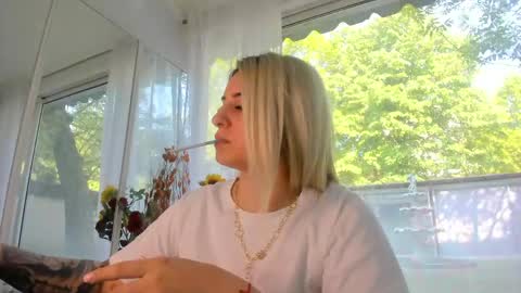 ella_vee online show from May 5, 6:38 am