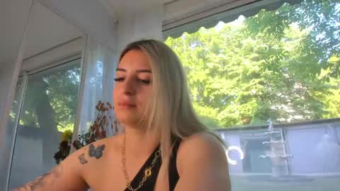 ella_vee online show from May 12, 5:16 am
