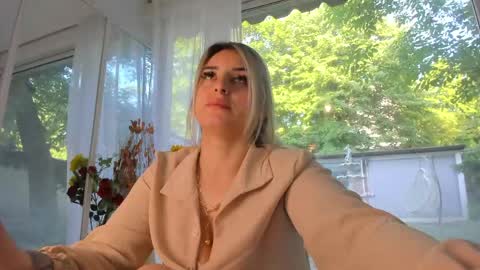 ella_vee online show from May 11, 4:47 am