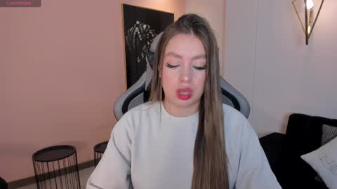 EllaClark online show from December 3, 7:00 pm