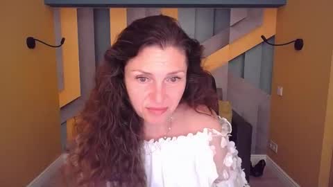 EllaLongs online show from May 22, 11:30 am