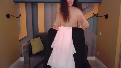 EllaLongs online show from May 17, 11:42 am