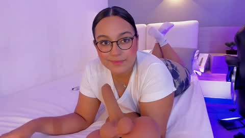 Ella online show from December 12, 4:37 am