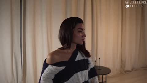 Snapshot of ellelure_ chatting on February 17, 9:43 pm Linda Restrepo online show from February 17, 9:43 pm