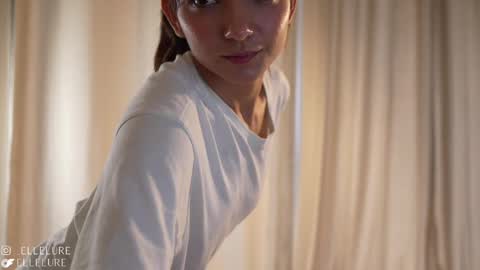 Snapshot of ellelure_ chatting on February 9, 9:06 pm Linda Restrepo online show from February 9, 9:06 pm
