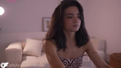 Snapshot of ellelure_ chatting on September 22, 10:41 pm Linda Restrepo online show from September 22, 10:41 pm