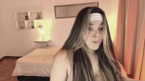 elli_snow online show from December 18, 3:22 am