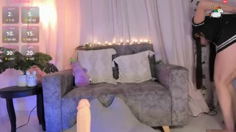 elliedream_ online show from June 25, 2:18 pm