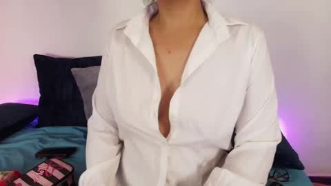 elliee1 online show from May 18, 12:11 pm