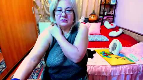 ellyhot53 online show from February 4, 11:59 pm