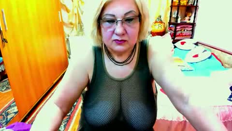 ellyhot53 online show from May 25, 11:04 pm