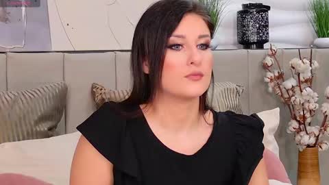 Snapshot of ellyross_ chatting on March 3, 5:05 am EllyRoss online show from March 3, 5:05 am