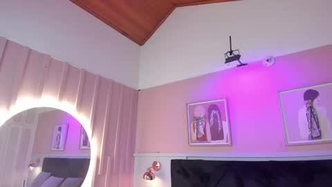 Elodie  online show from May 12, 11:39 am