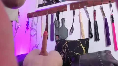 elowen_halley1 online show from May 13, 8:03 pm