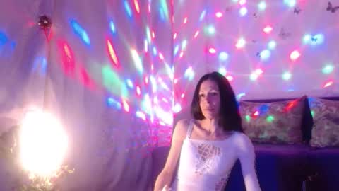 Elisa online show from April 3, 10:30 pm