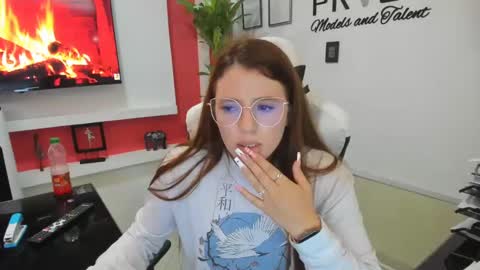 Snapshot of ema_04 chatting on January 9, 9:16 pm Estefany Martinez Acua INSTAGRAM ema 04oficial online show from January 9, 9:16 pm