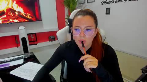 Snapshot of ema_04 chatting on January 28, 9:19 pm Estefany Martinez Acua INSTAGRAM ema 04oficial online show from January 28, 9:19 pm