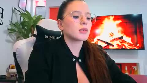 Snapshot of ema_04 chatting on October 16, 7:49 pm Estefany Martinez Acua INSTAGRAM ema 04oficial online show from October 16, 7:49 pm