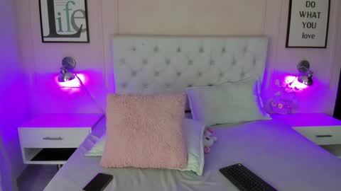 Snapshot of emelie_ch_ chatting on December 7, 5:15 am Emily  online show from December 7, 5:15 am