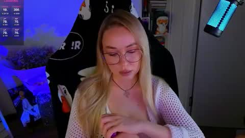 Snapshot of emili1_bc chatting on October 9, 1:04 pm Emili online show from October 9, 1:04 pm