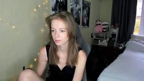 Snapshot of emili_sweet__ chatting on October 21, 9:57 am emili_sweet__ online show from October 21, 9:57 am