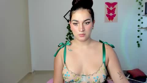 Snapshot of emily_coraline chatting on December 5, 4:23 pm Emily online show from December 5, 4:23 pm