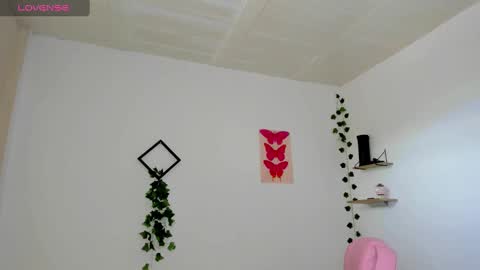 Snapshot of emily_coraline chatting on December 9, 3:54 pm Emily online show from December 9, 3:54 pm
