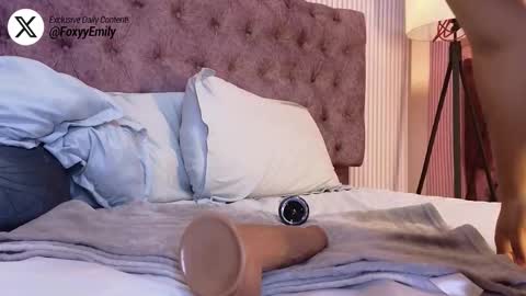 Emily online show from December 1, 8:33 pm