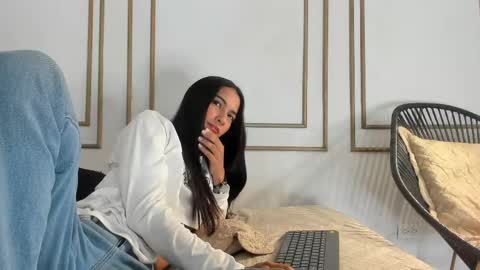 emily_gaviria1 online show from May 13, 1:39 pm