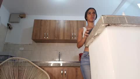 emily_gaviria1 online show from May 22, 12:47 pm