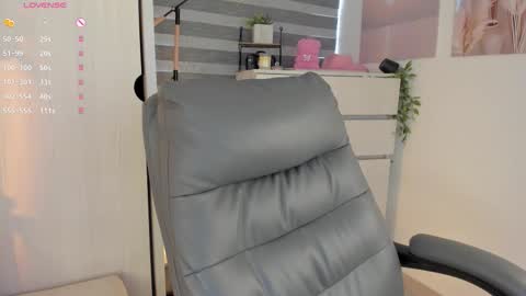 EmilyKenner  Independent model  online show from November 4, 1:49 pm