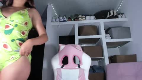Snapshot of emily_palmeer chatting on March 8, 8:51 am emily_palmeer online show from March 8, 8:51 am
