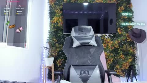 emily_palmeer online show from April 8, 10:39 am