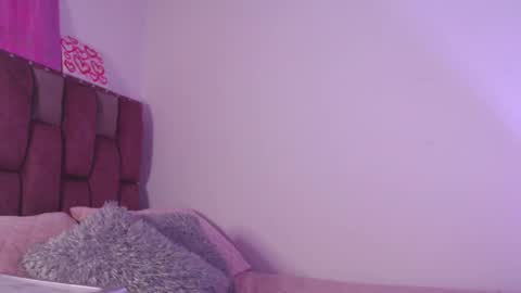 Snapshot of emily_w2 chatting on February 18, 7:10 pm emily_w2 online show from February 18, 7:10 pm
