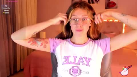 emily_warren__ online show from March 9, 8:01 pm