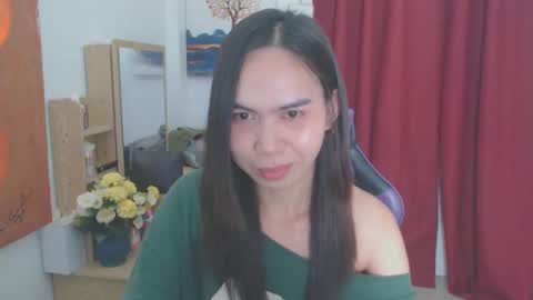 emily_xo143 online show from May 7, 12:20 pm