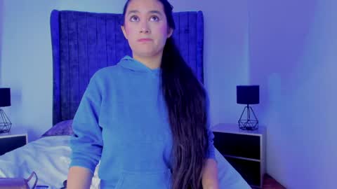 Emilyyy online show from May 18, 2:23 pm