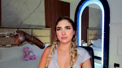 Emily Hendrix online show from October 8, 9:30 pm