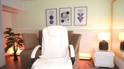 Emily Turner  online show from November 29, 7:18 pm