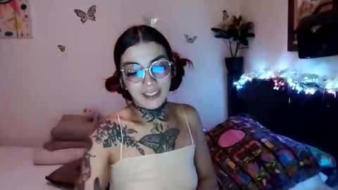 Snapshot of emilywhitee_ chatting on December 10, 2:27 am Valentina independent model online show from December 10, 2:27 am