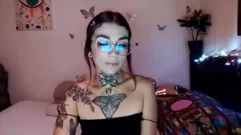 Snapshot of emilywhitee_ chatting on December 13, 3:16 am Valentina independent model online show from December 13, 3:16 am