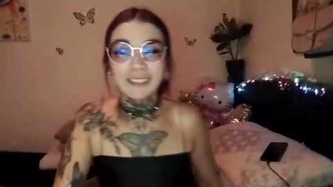Snapshot of emilywhitee_ chatting on March 1, 3:43 am Valentina independent model online show from March 1, 3:43 am