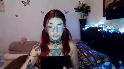 Snapshot of emilywhitee_ chatting on February 7, 2:19 am Valentina independent model online show from February 7, 2:19 am