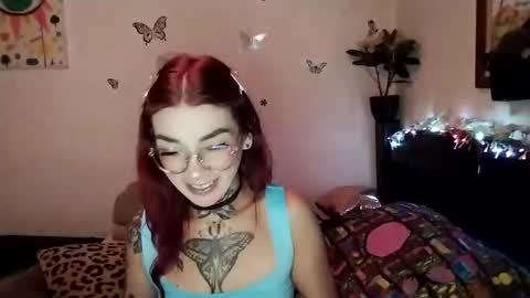 Snapshot of emilywhitee_ chatting on January 3, 2:32 am Valentina independent model online show from January 3, 2:32 am