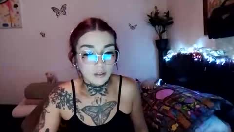 Snapshot of emilywhitee_ chatting on February 12, 3:18 am Valentina independent model online show from February 12, 3:18 am